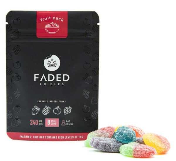 paquet de fruits comestibles délavés avec des gommes à côté